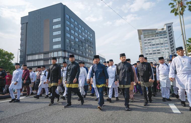 Kebawah DYMM berangkat mengepalai perarakan Maulud Nabi Muhammad
